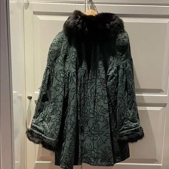 Elegant Green Jacket with Faux Fur Trim - Picture 9 of 10